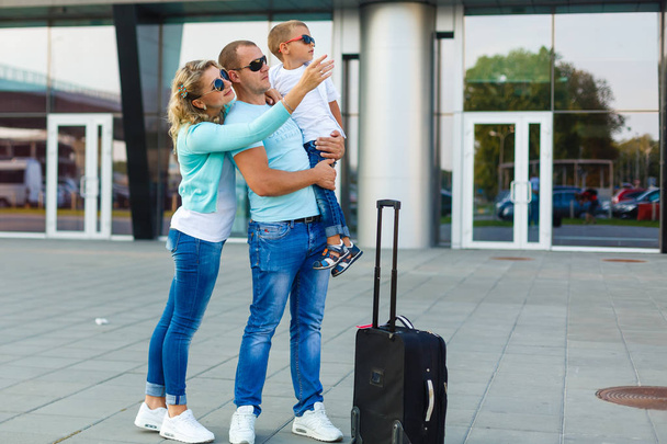Счастливая семья с багажом в аэропорту готова к путешествию
 - Фото, изображение