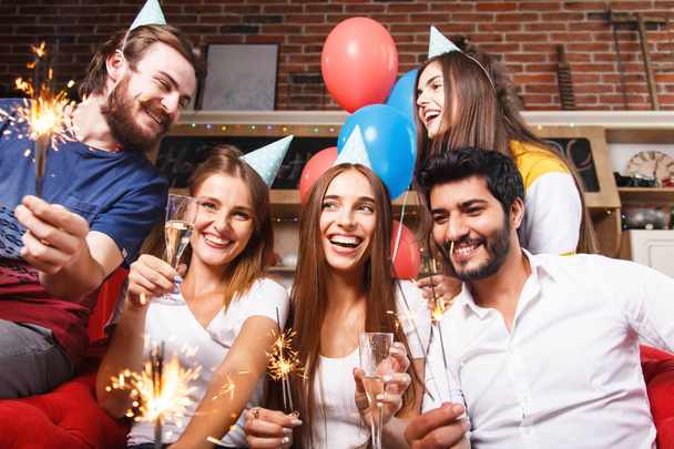 Csillagszórók és pezsgővel ünnepli - Fotó, kép