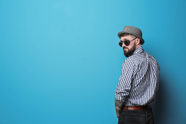 Portrait of handsome hipster in stylish outfit on color background - Fotografie, Obrázek