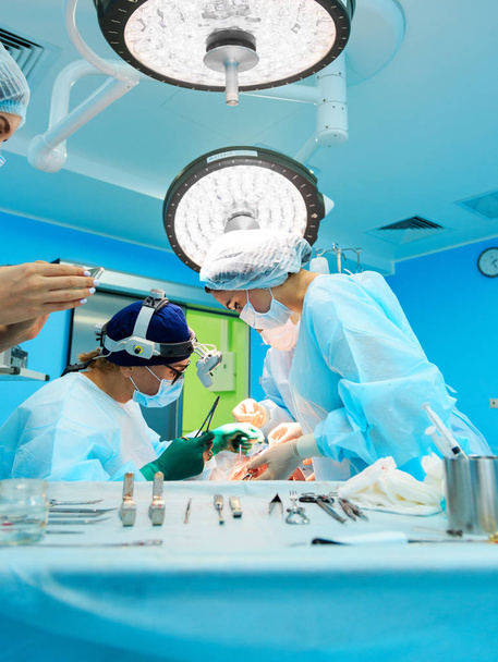 手術器具は、手術の劇場内のテーブルの上に横たわる。鋼の医療機器を使用する準備ができています。手術や緊急のコンセプト - 写真・画像