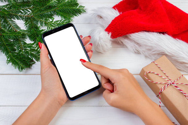 Kadın alıcı kopya alanı ile akıllı telefon ekranında sipariş yapar. Kış tatil satış. Noel online alışveriş. - Fotoğraf, Görsel