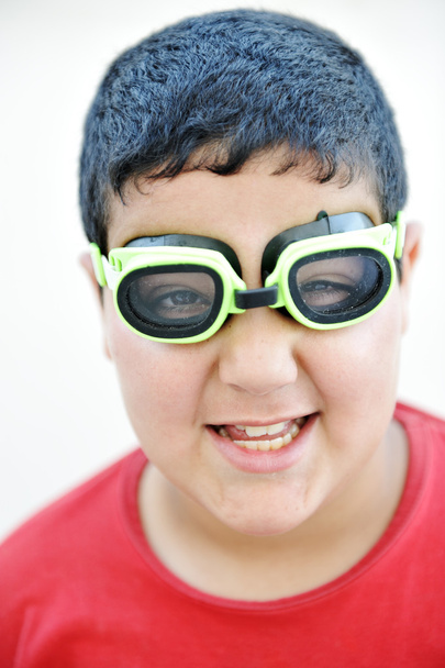 Felice divertente ragazzo carino con gli occhiali da nuoto piscina
 - Foto, immagini