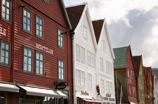 Bergen, Noorwegen-augustus 17, 2014 - oude Hanzestad gebouwen in Bryggen in het historische deel van de Noorse stad, Unesco World Heritage Site. - Foto, afbeelding