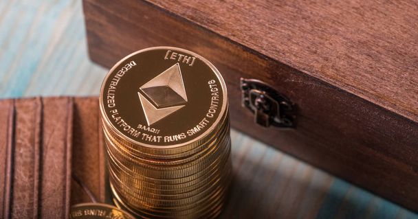 Ethereum cryptogeld munten op tafel  - Foto, afbeelding