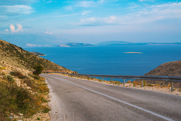 Górska droga w pobliżu Stara Baska-wyspa Krk, Chorwacja - Zdjęcie, obraz