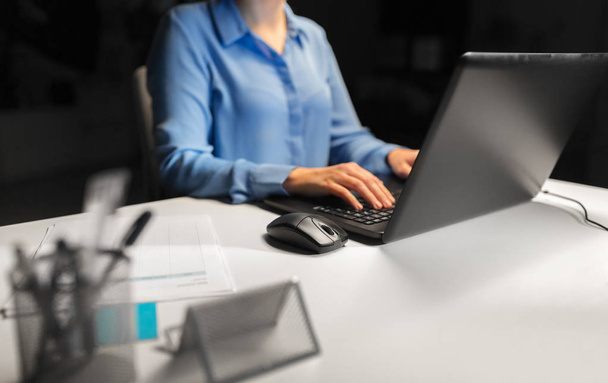 lähikuva naisten kädet kannettavan tietokoneen ja hiiren
 - Valokuva, kuva