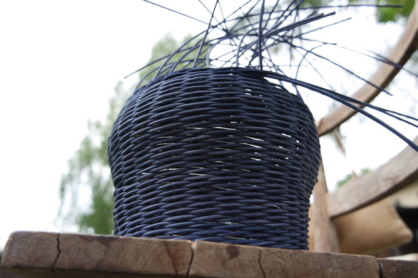 Tejido de cestas, cestería, fabricación de cestas azules, hobby
  - Foto, imagen