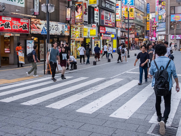 TOKIO, JAPÓN - 30 DE JUNIO DE 2018. Multitud de turistas y locales caminando en la calle de Kabukicho, Shinjuku
. - Foto, Imagen