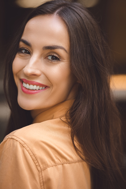 close up portrait of beautiful young woman looking at camera  - Foto, Imagen