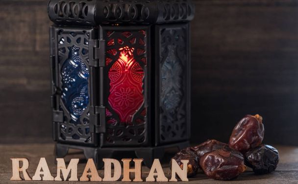 Dátumok gyümölcs Ramadhan szöveg és lámpa a fa háttér - Fotó, kép