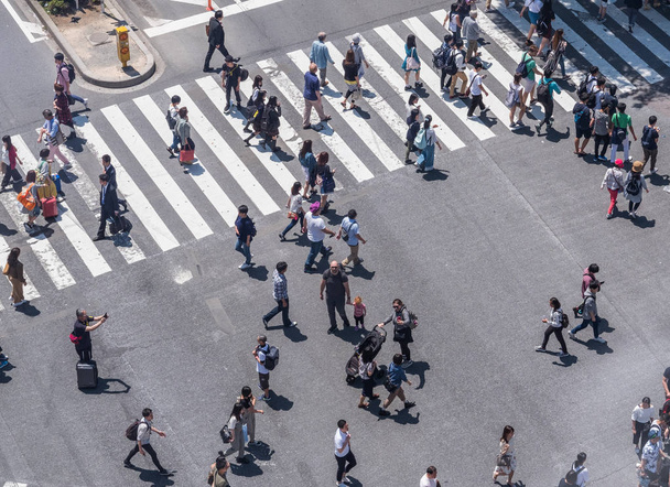 Persone che attraversano la strada in Giappone
 - Foto, immagini