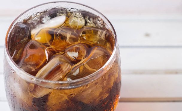 Cola juomia lasi jäällä puinen pöytälevy
 - Valokuva, kuva