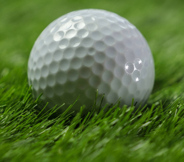 Golfbälle auf grünem Rasen - Foto, Bild