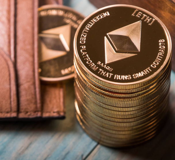 Ethereum pièces crypto-monnaie sur la table
  - Photo, image