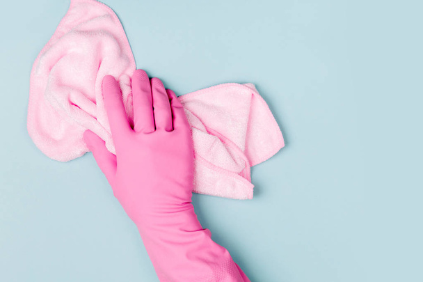 hand in pink rubber glove holding microfiber cloth - Foto, imagen