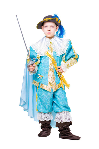 Hezký kluk pózuje v mušketýr kostým s mečem - Fotografie, Obrázek