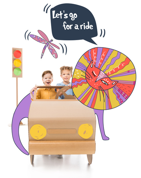 izgatott imádnivaló gyermek vezetési karton autó a közlekedési lámpák és rajzolt oroszlán "Elengedni egy kört" betűkkel - Fotó, kép
