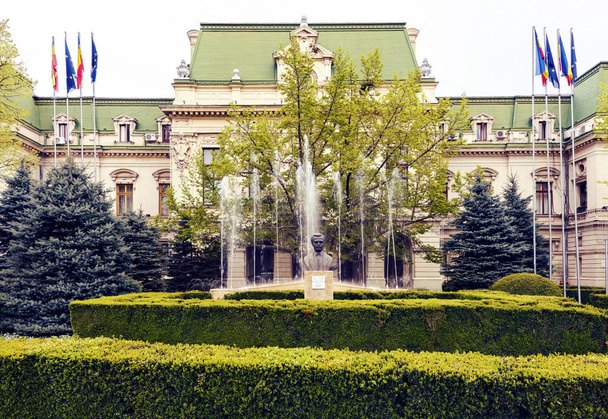 Місто міська рада будівлі в Ясси, зелений сад, Румунія - Фото, зображення