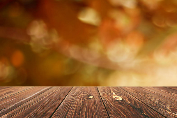 Lege houten tafel voor de montages van de vertoning - Foto, afbeelding