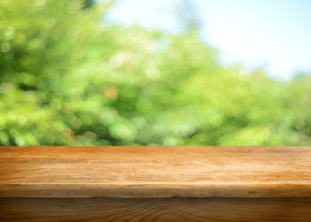 Prázdné dřevěný stůl pro zobrazení fotomontáže - Fotografie, Obrázek