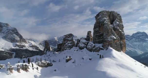 Aérea hacia adelante a través de majestuosas monturas rocosas Cinque Torri. Día soleado con cielo nublado.Invierno Dolomitas Alpes italianos montañas naturaleza al aire libre establecier.4k vuelo drone
 - Metraje, vídeo