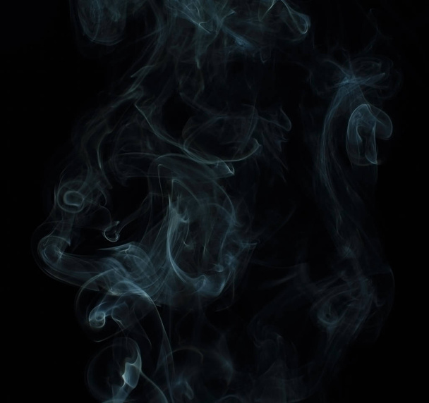 Абстрактная текстура белого дыма на черном фоне
 - Фото, изображение
