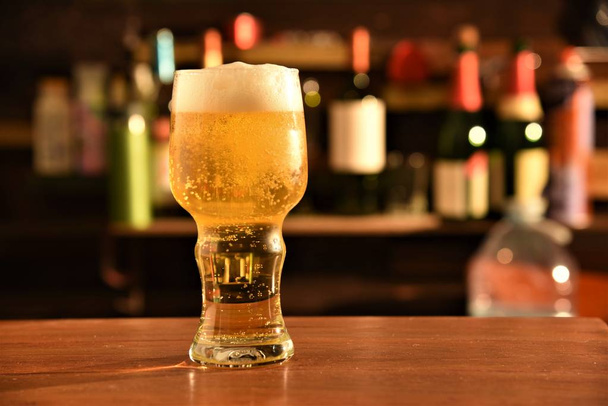 ahşap masa barda soğuk bir bira cam - Fotoğraf, Görsel