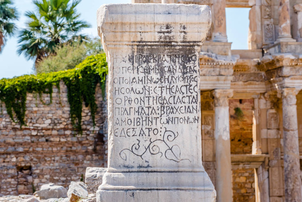 Oude schrift op marmer ruïnes in Ephesus historische oude stad, in Selcuk, Izmir, Turkije. - Foto, afbeelding