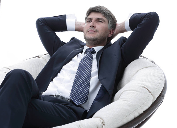Menestyvän liikemiehen muotokuva istuu pehmeässä mukavassa tuolissa
 - Valokuva, kuva