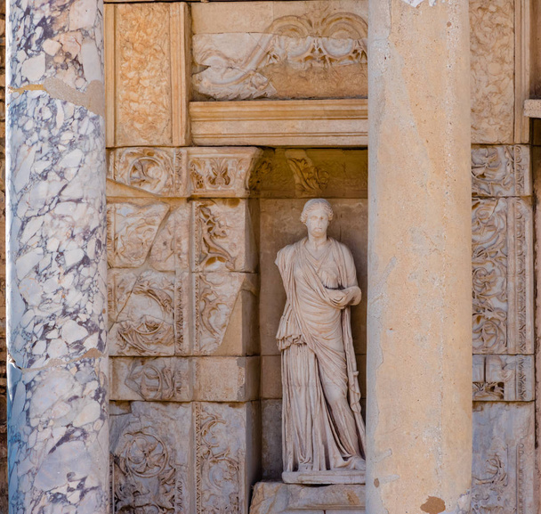 Statue de Sophie (Sagesse) à Ephèse ville antique historique, Selcuk, Izmir, Turquie
. - Photo, image