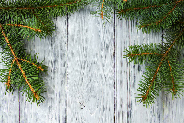 fir branches adorn the edge of the gray wooden background copy Space - 写真・画像