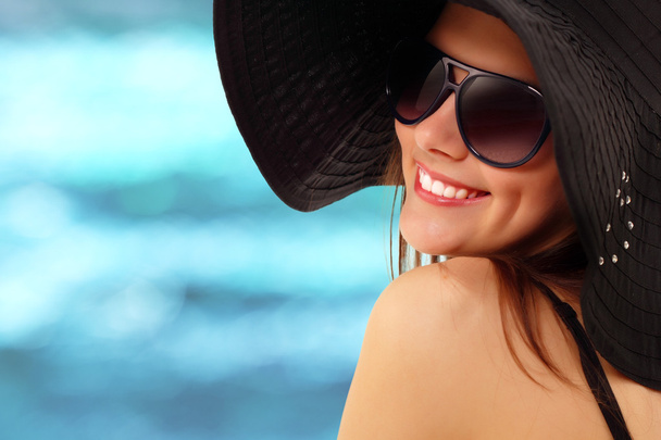 summer teen girl cheerful in panama and sunglasses - Foto, Imagen