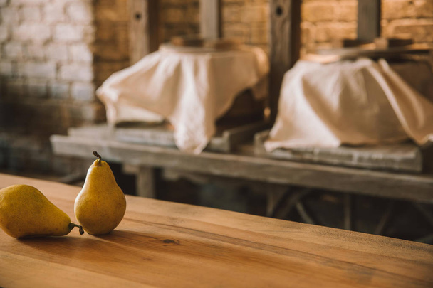 pêras maduras em mesa de madeira rústica na fabricação de queijo
 - Foto, Imagem