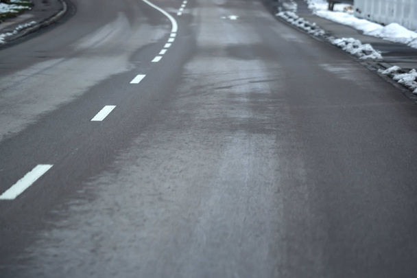 Una ruta de tráfico vacía en invierno, perspectiva especial
 - Foto, imagen