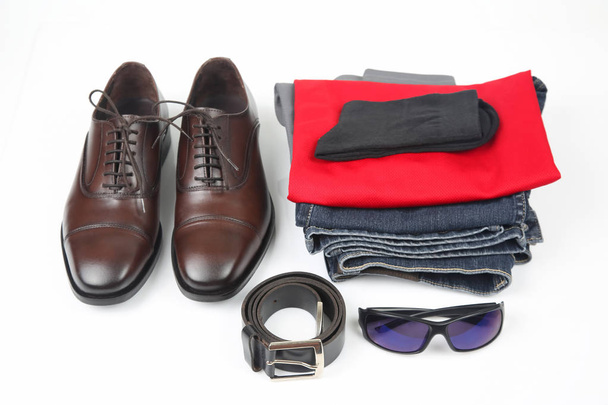 Класичне чоловіче взуття, пояс, окуляри та одяг на білому фоні
 - Фото, зображення