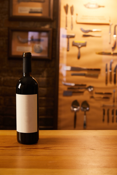 primer plano de la botella de vino tinto en la mesa de madera
 - Foto, Imagen