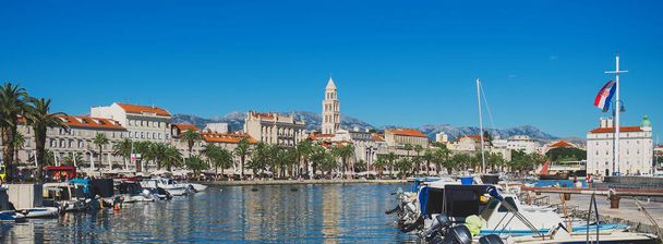 Csónak kikötő, a régi város Split Horvátország. - Fotó, kép