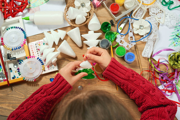 I bambini che fanno decorazioni per vacanza di anno nuovo. Dipingere acquerelli. Vista dall'alto. Opera da lavoro con accessori creativi
. - Foto, immagini