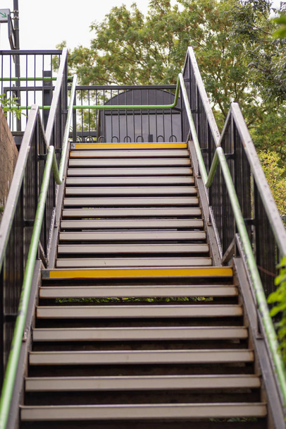 Порожній Сходи до британського сільських залізничного вокзалу - Фото, зображення