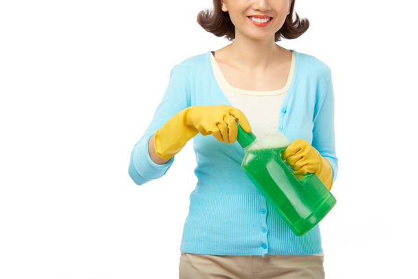 abgeschnittenes Bild von glücklichem Dienstmädchen, das Waschmittelflasche öffnet - Foto, Bild