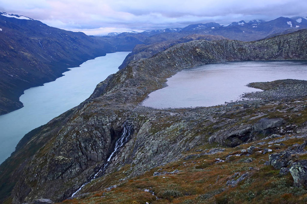 Dağ göl manzaralı. Jotunheimen Milli Parkı. Norveç - Fotoğraf, Görsel