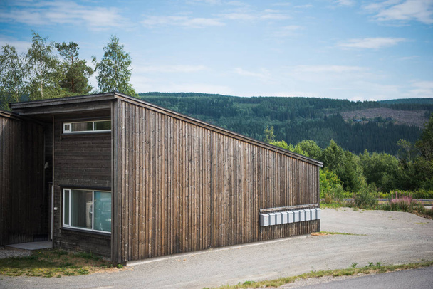 edificio de madera con montaña verde en el fondo, Trysil, la estación de esquí más grande de Noruega
  - Foto, Imagen