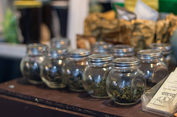 зеленый чай в банках для продажи чайная церемония дегустации чая туй чай
  - Фото, изображение