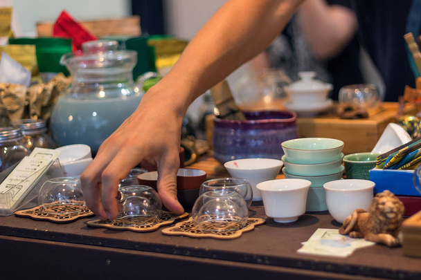 Grüner Tee in Gläsern zum Verkauf Teezeremonie Teeprobe tuy Tee Hände und Tee  - Foto, Bild
