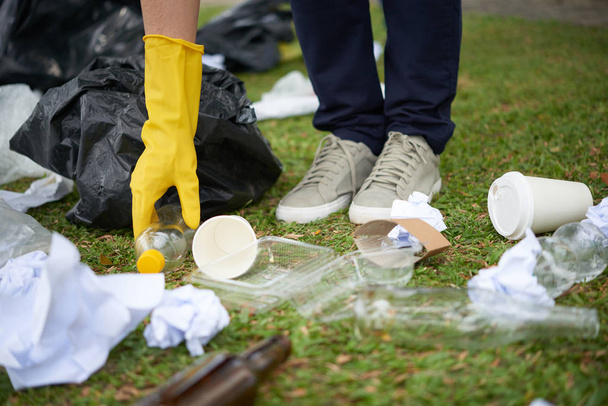 Κοντινό πλάνο εικόνα εθελοντής μαζεύοντας κομμάτι για να καθαρίσετε το τοπικό πάρκο - Φωτογραφία, εικόνα