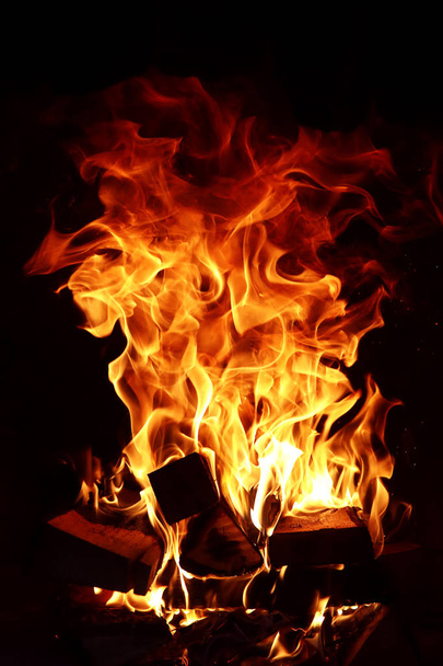 Dlouhé jazyky plamenů hořícího ohně - Fotografie, Obrázek