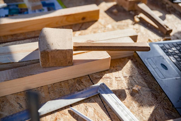 Maillet en bois et support métallique avec d'autres outils de menuiserie. Travail du bois, concept de construction
 - Photo, image