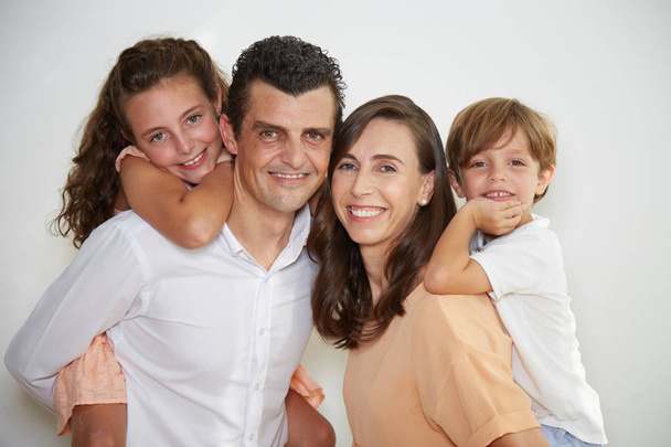 glückliches kaukasisches reifes Paar und Kinder, Familienliebe - Foto, Bild