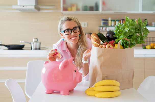 Домохозяйка экономит деньги, покупая умные продукты
 - Фото, изображение