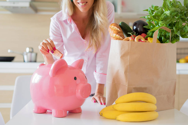 Женщина экономит деньги на более умных покупках
 - Фото, изображение